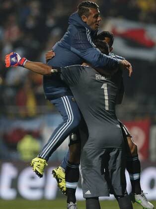 Argentina s players celebrate at the end of the Quarterfinals match of the Copa America Chile 2015, against Colombia, held in the El Sausalito Stadium, in Vina del Mar city, Chile, on June 26, 2015. Argentina won 5-4 on penalties. ) (da) (SP)CHILE-VINA DEL MAR-COPA AMERICA-ARGENTINA VS COLOMBIA JorgexVillegas 