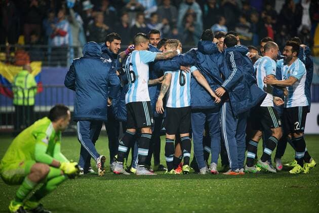 Argentina s players celebrate at the end of the Quarterfinals match of the Copa America Chile 2015, against Colombia, held in the El Sausalito Stadium, in Vina del Mar city, Chile, on June 26, 2015. Argentina won 5-4 on penalties. ) (da) (SP)CHILE-VINA DEL MAR-COPA AMERICA-ARGENTINA VS COLOMBIA PedroxMera 