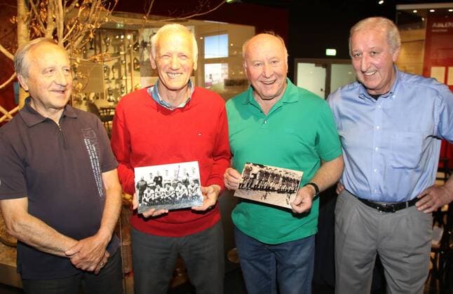 Spieler v.l.: Jakob Drescher, Peter Kupferschmidt, Dieter Brenninger, Rudolf Grosser zeigen die Mannschaftsfotos mit Franz Beckenbauer, Uli Hoeness und Co. Fussball Erlebniswelt in der Allianz Arena FC Bayern München 50 Jahre Bundesliga-Aufstieg 26.06.2015