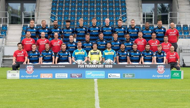 27.06.2015, xfux, Fussball 2.Bundesliga, FSV Frankfurt Fototermin, v.l. Mannschaftsbild, Hintere Reihe v.l. Alexander Bittroff (FSV Frankfurt), Timm Golley (FSV Frankfurt), Joan Oumari (FSV Frankfurt), Inhyeok Park (FSV Frankfurt), Lukas Gugganig (FSV Frankfurt), Florian Ballas (FSV Frankfurt), Tom Beugelsdijk (FSV Frankfurt), Marc Hornschuh (FSV Frankfurt), Manuel Konrad (FSV Frankfurt), Shawn Maurice Barry (FSV Frankfurt), Edmond Kapllani (FSV Frankfurt), Team Manager Mikayil Kabaca (FSV Frankfurt) Mittlere Reihe v.l. Mannschaftsarzt Dr. Erhard Kaiser (FSV Frankfurt), Physiotherapeut Sotorius Balatsos (FSV Frankfurt), Athletik Fitness Trainer Bastian Kliem (FSV Frankfurt), Markus Ballmert (FSV Frankfurt), Denis Epstein (FSV Frankfurt), Mario Engels (FSV Frankfurt), Zlatko Dedic (FSV Frankfurt), Nahom Gebru (FSV Frankfurt), Torwart Trainer Norbert Lorz (FSV Frankfurt), Co Trainer Bernd Winter (FSV Frankfurt), Trainer Tomas Oral (FSV Frankfurt) Vordere Reihe v.l. Physiotherapeut Sebastian Gilles (FSV Frankfurt), Leon Hammel (FSV Frankfurt), Marc Andre Kruska (FSV Frankfurt), Heinrich Schmidtgal (FSV Frankfurt), Soeren Pirson (FSV Frankfurt), Jannis Pellowski (FSV Frankfurt), Andre Weis (FSV Frankfurt), Denis Mangafic (FSV Frankfurt), Fanol Perdedaj (FSV Frankfurt), Yann Rolim (FSV Frankfurt), Betreuer Mohammed Azouagh (FSV Frankfurt)