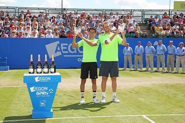Aktuell Tennis, ATP Turnier in Nottingham, Sa und Guccione gewinnen Doppel der Herren 27.06.2015. Nottingham, England. Aegon Nottingham Open Tennis Tournament. Men s doubles final winners Andre Sa of Brazil and Chris Guccione of Australia with their trophies after winning 2-0 against Pablo Cuevas (URU) and David Marrero (ESP) xDavidxKissmanx  ActionPlus11635471