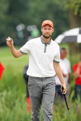 Aktuell Golf, BMW International Open in München Eichenried Moosinning Anton Kirstein (GER) auf dem Green hebt die Hand mit Golfball , BMW International Open 2015, Tag 3, Golf, 27.06.2015 , Copyright: Kolbert Eibner-Pressefoto EP_CKT
