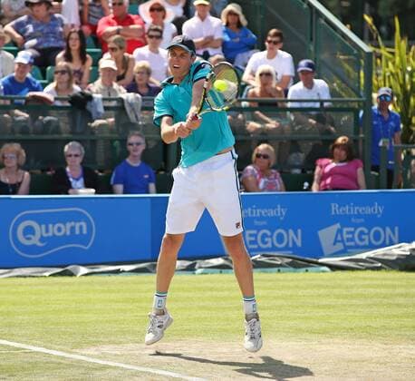Aktuell Tennis, Denis Istomin gewinnt ATP Turnier in Nottingham 27.06.2015. Nottingham, England. Aegon Nottingham Open Tennis Tournament. High backhand from Sam Querrey (USA) who was defeated in the final by Denis Istomin (UZB) xDavidxKissmanx  ActionPlus11635542
