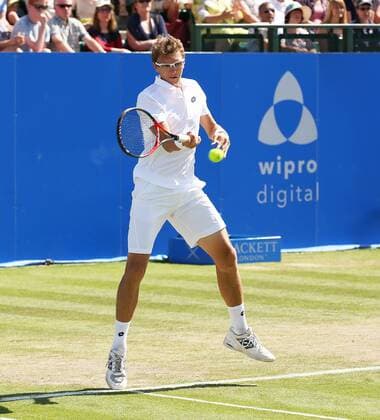 Aktuell Tennis, Denis Istomin gewinnt ATP Turnier in Nottingham 27.06.2015. Nottingham, England. Aegon Nottingham Open Tennis Tournament. Forehand from Denis Istomin (UZB) who went on to win the final against Sam Querrey (USA) in straight sets xDavidxKissmanx  ActionPlus11635543