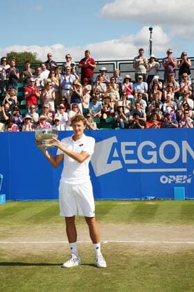 Aktuell Tennis, Denis Istomin gewinnt ATP Turnier in Nottingham 27.06.2015. Nottingham, England. Aegon Nottingham Open Tennis Tournament. Denis Istomin (UZB) with the trophy he received having won his first ATP Tennis Herren title xDavidxKissmanx  ActionPlus11635548