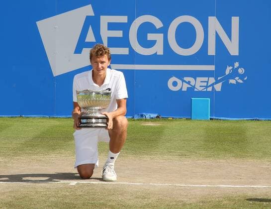 Aktuell Tennis, Denis Istomin gewinnt ATP Turnier in Nottingham 27.06.2015. Nottingham, England. Aegon Nottingham Open Tennis Tournament. Denis Istomin (UZB) with the trophy after winning his first ATP Tennis Herren title xDavidxKissmanx  ActionPlus11635550