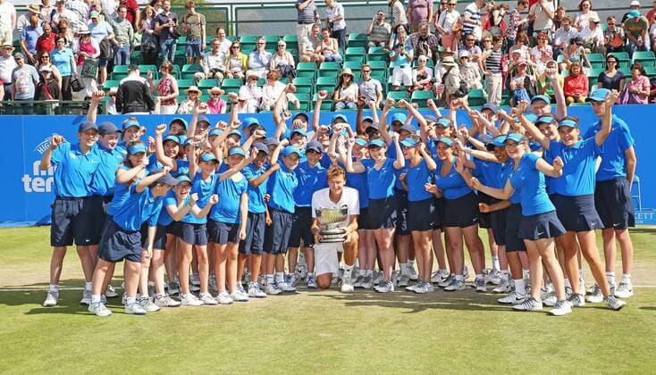 Aktuell Tennis, Denis Istomin gewinnt ATP Turnier in Nottingham 27.06.2015. Nottingham, England. Aegon Nottingham Open Tennis Tournament. Denis Istomin (UZB) celebrating with all the ball crew from Nottingham xDavidxKissmanx  ActionPlus11635552