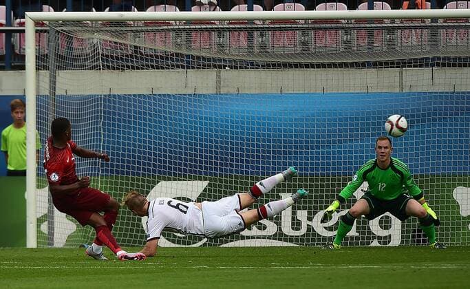 27.06.2015, xjhx, Fussball EM 2015 Halbfinale U21 U 21 Portugal - Deutschland, v.l. Ivan Cavaleiro (Portugal), Johannes Geis (Deutschland U21), Marc-Andre ter Stegen (Deutschland U21) Goal scored, Tor zum 3:0