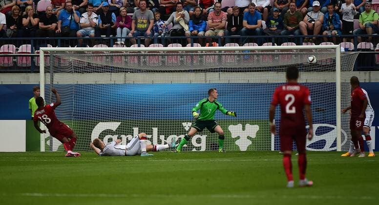 27.06.2015, xjhx, Fussball EM 2015 Halbfinale U21 U 21 Portugal - Deutschland, v.l. Ivan Cavaleiro (Portugal), Johannes Geis (Deutschland U21), Marc-Andre ter Stegen (Deutschland U21) Goal scored, Tor zum 3:0
