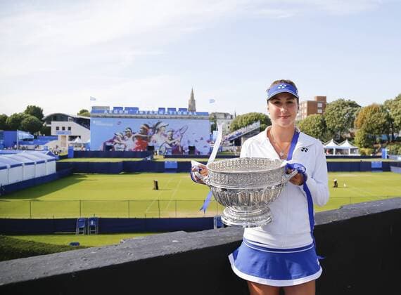 Aktuell Tennis, Belinda Bencic gewinnt WTA Turnier in Eastbourne 27.06.2015 Eastbourne, England. Aegon International Eastbourne Tennis Tournament Belinda Bencic (SUI) with her winners trophy after winning her Women s single final against Radwanska at Devonshire park. xHongboxChenx  ActionPlus11635627