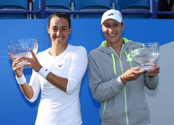 Aktuell Tennis, WTA Turnier in Eastbourne, Garcia und Srebotnik gewinnen Doppel TENNIS - WTA Tennis Damen Aegon International 2015 EASTBOURNE,ENGLAND,27.JUN.15 - TENNIS - WTA Tour, Aegon International, doubles final, award ceremony. Image shows Caroline Garcia (FRA) and Katarina Srebotnik (SLO). GEPAxpictures xAlanxGrieves
