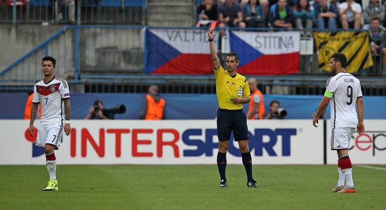 Aktuell Fußball, U21 EM, Portugal - Deutschland: Bittencourt muss nach Einwechslung mit Gelb-Rot vom Platz 27.06.2015, Fussball U21 U 21 Europameisterschaft 2015 in Tschechien, Halbfinale, Portugal - Deutschland im Andruv Stadion Olmütz. Leonardo Bittencourt (li., Deutschland) sieht die Rot-Gelber Karte von Schiedsrichter Tasos Sidiropoulos (mi., Griechenland) 