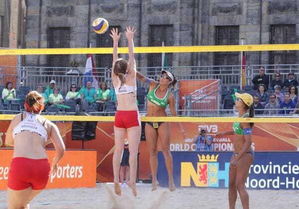 Aktuell Beachvolleyball-WM in Amsterdam Juliana (R) and Antonelli (C) of BRA in action against Boucheta and Bayou of ALG on June 27,2015 in Amsterdam,Netherlands during Beach volleyball Beachvolleyball World Championships. Imago Paulo Amorim