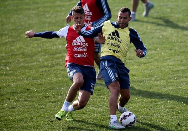 Aktuell Fußball, Copa America, Training Nationalmannschaft Argentinien Argentina s national team Nationalteam players Martin Demichelis (L) and Carlos Tevez attend a training session in Vina del Mar, on June 27, 2015. . Juan Roleri TELAM) (jp) VINA DEL MAR-AMERICAN CUP-ARGENTINA e TELAM 