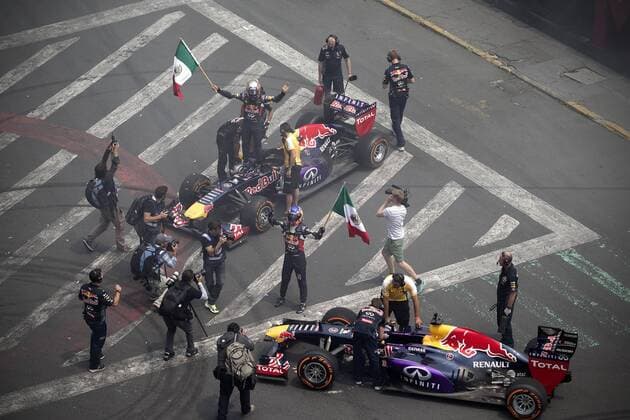 Infiniti Red Bull Racing driver Daniel Ricciardo (C) waves Mexican national flags during a F1 demonstration held on a racing circuit at the Zocalo Square of Mexico City, capital of Mexico, on June 27, 2015. Fans gathered on Saturday in the Zocalo of Mexico City to attend the exhibition of the Australian driver Daniel Ricciardo and the Spanish driver Carlos Sainz Jr. from Infiniti Red Bull racing team. With this, the Formula 1 prepares its return to Mexico, a country that does not host a race since 1992, and will again receive a F1 Grand Prix from Oct. 30 to Nov. 1, according to local press information. Alejandro Ayala) (jg) (SP)MEXICO-MEXICO CITY motor racing Motorsport F1 e AlejandroxAyala 