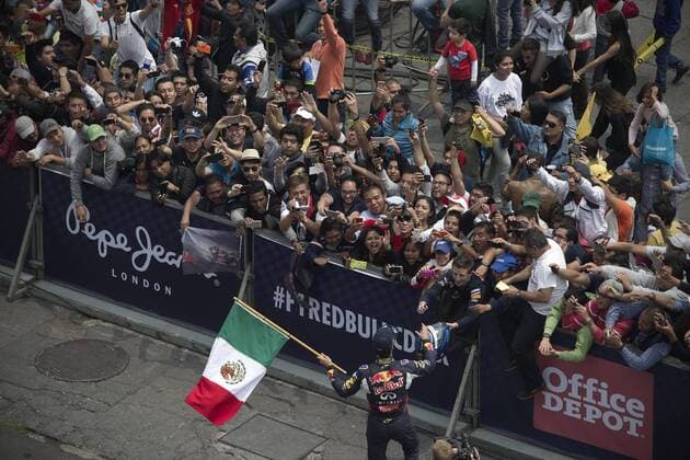 Infiniti Red Bull Racing s Australian driver Daniel Ricciardo (below) takes part in a F1 demonstration held on a racing circuit at the Zocalo Square of Mexico City, capital of Mexico, on June 27, 2015. Fans gathered on Saturday in the Zocalo of Mexico City to attend the exhibition of the Australian driver Daniel Ricciardo and the Spanish driver Carlos Sainz Jr. from Infiniti Red Bull racing team. With this, the Formula 1 prepares its return to Mexico, a country that does not host a race since 1992, and will again receive a F1 Grand Prix from Oct. 30 to Nov. 1, according to local press information. Alejandro Ayala) (jg) (SP)MEXICO-MEXICO CITY motor racing Motorsport F1 e AlejandroxAyala 