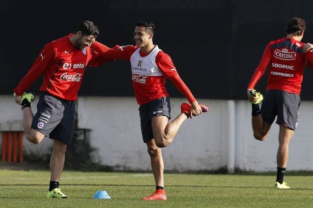 Football, Chilean national team Nationalteam training session. Chile s players Jose Rojas, left, and Alexis Sanchez chats during the morning training session at the Juan Pinto Duran training center in Santiago, Chile. during the morning training session at the Juan Pinto Duran training center in Santiago, Chile. 27 06 2015 Paul Plaza Photosport Entrenamiento de la seleccion chilena. 27 06 15 