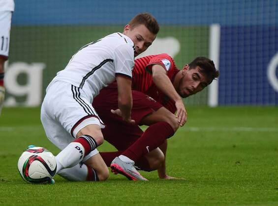 27.06.2015, xjhx, Fussball EM 2015 Halbfinale U21 U 21 Portugal - Deutschland, v.l. Joshua Kimmich (Deutschland U21), Ricardo Horta (Portugal)
