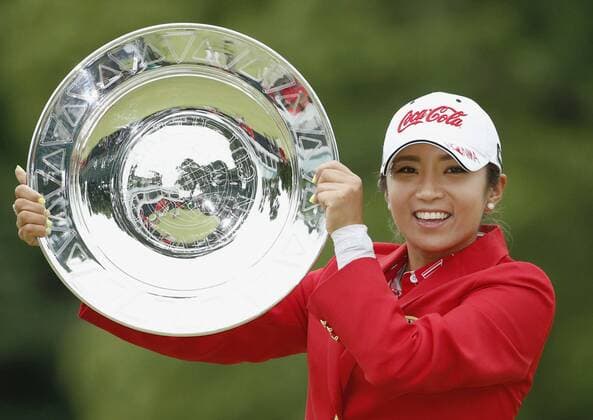 S. Korea s Lee wins Earth Mondahmin golf tournament Lee Bo Mee of South Korea poses with the winner s plate after her victory in the Earth Mondahmin Cup Ladies golf tournament at Camellia Hills Country Club in Sodegaura, Chiba Prefecture, on June 28, 2012. Lee defeated compatriot Lee Ji Hee in a two-hole playoff. 