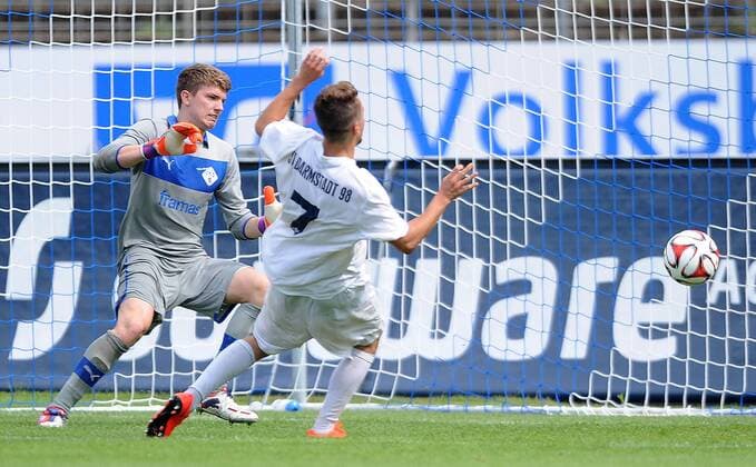 27.06.2015, xfux, Fussball Relegation Bundesliga U19, SV Darmstadt 98 U19 - FK Pirmasens U19, v.l. Benedikt Fath (FK Primasens U19), Nico Struwe (SV Darmstadt 98 U19) Goal scored, Tor zum 2:0