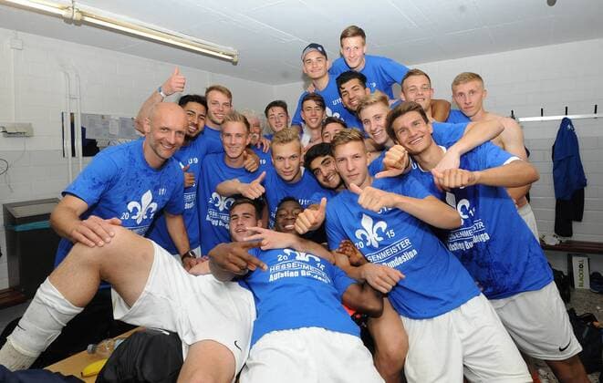 27.06.2015, xfux, Fussball Relegation Bundesliga U19, SV Darmstadt 98 U19 - FK Pirmasens U19, v.l. Spieler vom SV Darmstadt 98 U19 jubeln jubelt nach Spielende ueber den Aufstieg in die A-Junioren Bundesliga und den Gewinn der Hessenmeisterschaft in der Kabine