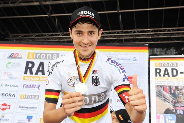 Emmanuel BUCHMANN ( GER Team BORA - Argon 18 ) gewinnt ueberaschend den Titel des neuen deutschen Profi Meisters auf der Strasse - Jubel - Freude - Emotionen - Zeremonie - Siegerehrung - Querformat - quer - horizontal - Event Veranstaltung: Deutsche Meisterschaften 2015 - Maenner - men - Strassenrennen - Location Ort: Bensheim - Hessen - Deutschland - Europe - Europa - Date Datum: 28.06.2015