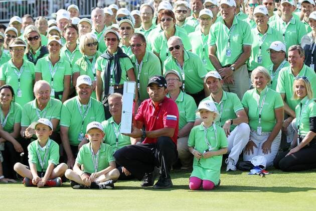 Moosinning Pablo Larrazabal (ESP) mit dem Pokal in der Hand und den Golfhelfern , BMW International Open 2015, Tag 4, Finale, Golf, 28.06.2015 , Copyright: Kolbert Eibner-Pressefoto EP_CKT