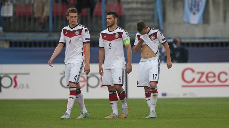27.06.2015, Fussball U21 U 21 Europameisterschaft 2015 in Tschechien, Halbfinale, Portugal - Deutschland im Andruv Stadion Olmütz. enttäuscht gehen v.l. Matthias Ginter (Deutschland) , Kevin Volland (Deutschland) und Joshua Kimmich (Deutschland) vom Platz 