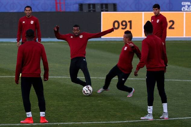 Players of Peru take part in a training session in Santiago, Chile, on June 28, 2015. Peru will face Chile on Monday, in a semifinal of the Copa America Chile 2015 in the National Stadium. Claudio Fanchi ) (jp) (SP)CHILE-SANTIAGO-COPA AMERICA-PERU-TRAINING TELAM 
