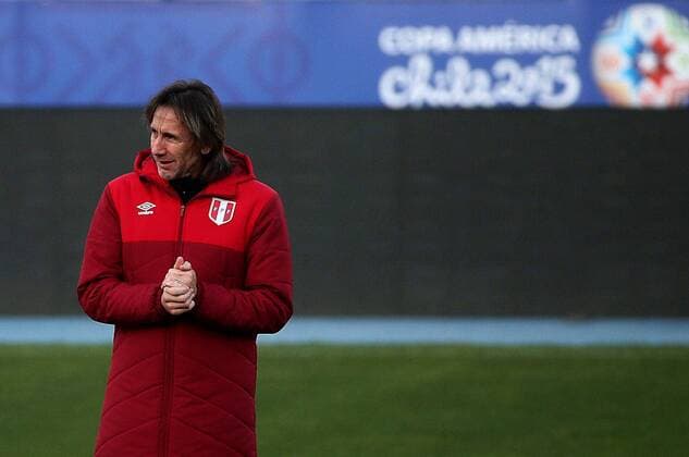 (150628) -- SANTIAGO, June 28, 2015 -- Peru s national team Nationalteam coach Ricardo Gareca takes part in a training session in Santiago, Chile, on June 28, 2015. Peru will face Chile on Monday, in a semifinal of the Copa America Chile 2015 in the National Stadium. Claudio Fanchi ) (jp) (SP)CHILE-SANTIAGO-COPA AMERICA-PERU-TRAINING TELAM 