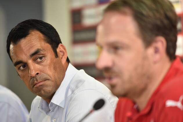 Sportdirektor Vorstand Manager Robin Dutt VfB Stuttgart (links) sieht hinüber zu Trainer Coach Alexander Zorniger VfB Stuttgart (rechts) Vorstellung von Alexander Zorniger Trainer Coach VfB Stuttgart Pressekonferenz Portrait Porträt Fußball Bundesliga Herren GER Stuttgart Robert-Schlienz Stadion 29.06.2015 Vorstellung von Alexander Zorniger Trainer Coach VfB Stuttgart Pressekonferenz