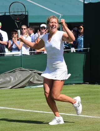 Aktuell Tennis, Wimbledon, Anna-Lena Friedsam erreicht nächste Runde Tennis - 2015 Wimbledon Championships - Week One, Monday Women s Singles, First Round Vitalia Diatchenko (RUS) vs. Anna Lena Friedsam (GER) Anna Lena Friedsam celebrates her victory on Court 6. COLORSPORT ANDREW COWIE 