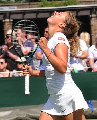 Aktuell Tennis, Wimbledon, Anna-Lena Friedsam erreicht nächste Runde Tennis - 2015 Wimbledon Championships - Week One, Monday Women s Singles, First Round Vitalia Diatchenko (RUS) vs. Anna Lena Friedsam (GER) Anna Lena Friedsam celebrates her victory on Court 6. COLORSPORT ANDREW COWIE 