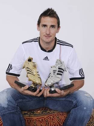 Miroslav Klose (Deutschland) präsentiert seine WM Auszeichnungen (Goldener und Silberner Schuh) von 2002 und 2006 - Fotoshooting anlässlich der WM 2010 in Südafrika