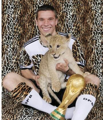 Lukas Podolski (Deutschland) Fotoshooting anlässlich der WM 2010 in Südafrika mit einem Löwenbaby Jungtier Löwe