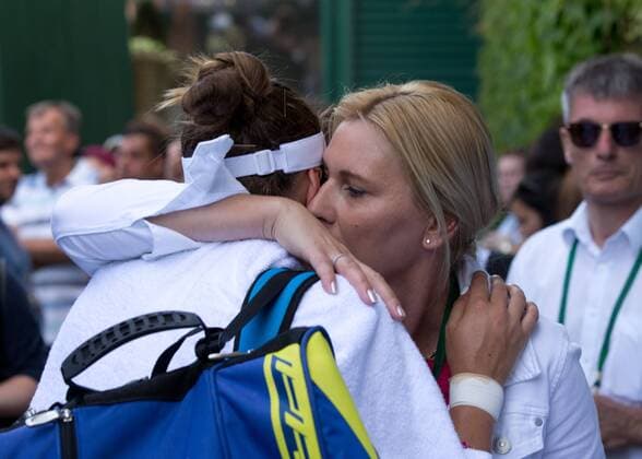 Mutter Dana troested die weinende Belinda Bencic (SUI) Emotion,nach ihrem Sieg, Tennis - Wimbledon 2015 - Grand Slam ITF ATP Tennis Herren WTA Tennis Damen - AELTC - London - - Great Britain - 29 June 2015. Juergen Hasenkopf