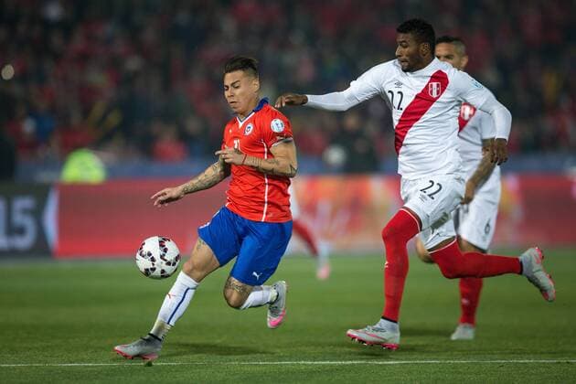 Chile x Peru SANTIAGO, CHILE - 06 29 2015: CHILE PERU X - Eduardo Vargas of Chile ball dispute with C. Ascues Peru before the match between Chile x Peru, valid for the semi final of the Copa America 2015 held at the National Stadium Julio Mart?nez Pr?danos. (Photo: Marcelo Machado de Melo FotoArena)  MarceloxMachadoxdexMelo