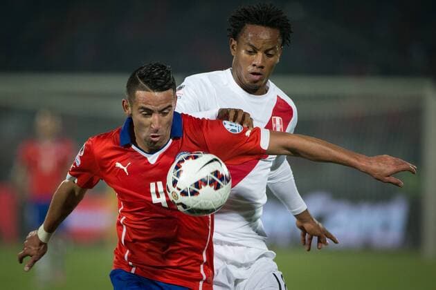 Mauricio Isla (L) from Chile vies for the ball with Andre Carrillo (R) from Peru during the Copa America Chile 2015 semifinal match, held at National Stadium, in Santiago, Chile, on June 29, 2015. Chile won 2-1 ) (SP)CHILE-SANTIAGO-COPA AMERICA-CHILE VS PERU PedroxMera 