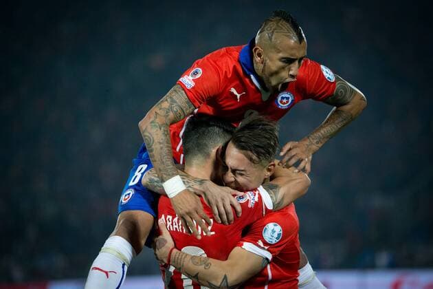 Eduardo Vargas (R) from Chile celebrates scoring against Peru during the Copa America Chile 2015 semifinal match, held at National Stadium, in Santiago, Chile, on June 29, 2015. Chile won 2-1 ) (SP)CHILE-SANTIAGO-COPA AMERICA-CHILE VS PERU PedroxMera 