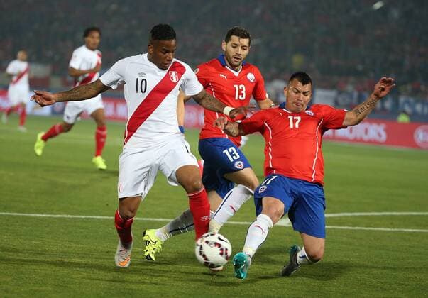 Chile s Gary Medel (R) vies with Peru s Jefferson Farfan (L) during a semi-final match between Chile and Peru of 2015 American Cup in Santiago, capital of Chile, June 29, 2015. Chile defeated Peru 2-1 and qualified to the final. ) (SP)CHILE-SANTIAGO-AMERICAN CUP-SEMIFINAL-CHILE VS PERU XuxZijian 