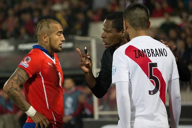 Arturo Vidal (L) from Chile and Carlos Zambrano (R) from Peru speak with the referee during the Copa America Chile 2015 semifinal match, held at National Stadium, in Santiago, Chile, on June 29, 2015. Chile won 2-1 ) (SP)CHILE-SANTIAGO-COPA AMERICA-CHILE VS PERU PedroxMera 