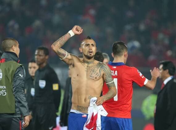 Chile s Arturo Vidal celebrates victory after winning a semi-final match between Chile and Peru of 2015 American Cup in Santiago, capital of Chile, June 29, 2015. Chile defeated Peru 2-1. ) (SP)CHILE-SANTIAGO-AMERICAN CUP-SEMIFINAL-CHILE VS PERU XuxZijian 
