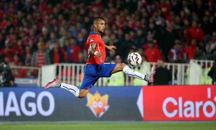 Chile s Arturo Vidal attacks during a semi-final match between Chile and Peru of 2015 American Cup in Santiago, capital of Chile, June 29, 2015. Chile defeated Peru 2-1. ) (SP)CHILE-SANTIAGO-AMERICAN CUP-SEMIFINAL-CHILE VS PERU XuxZijian 