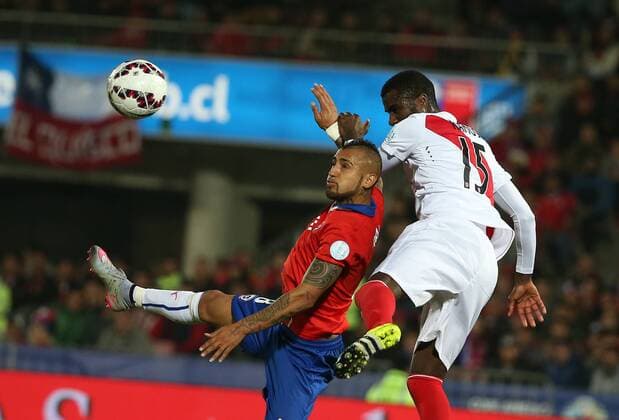 Chile s Arturo Vidal (L) vies with Peru s Christian Ramos during a semi-final match between Chile and Peru of 2015 American Cup in Santiago, capital of Chile, June 29, 2015. Chile defeated Peru 2-1. ) (SP)CHILE-SANTIAGO-AMERICAN CUP-SEMIFINAL-CHILE VS PERU XuxZijian 