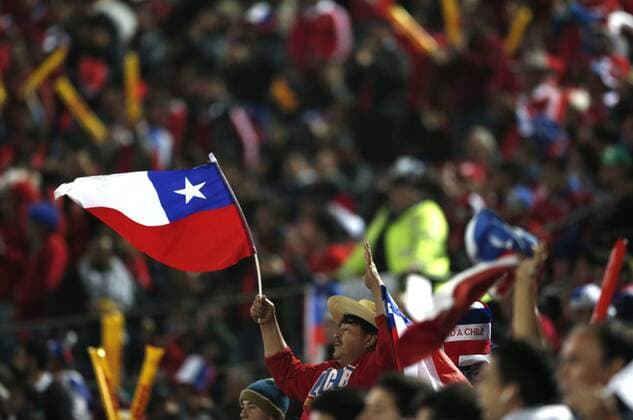 Fans from Chile react prior to the Copa America Chile 2015 semifinal match against Peru, held at National Stadium, in Santiago, Chile, on June 29, 2015. Chile won 2-1 ) (SP)CHILE-SANTIAGO-COPA AMERICA-CHILE VS PERU GuillermoxArias 