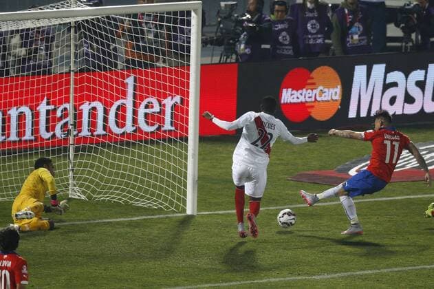 Football , Chile v Peru. Copa America 2015 . Chile s player Eduardo Vargas, right , scores his goal against Peru during the match of quarter finals of the 2015 Copa America at Nacional stadium. Santiago, Chile. 29 06 2015 MarceloxHernandez Photosport Chile v Peru, Copa America 2015. 