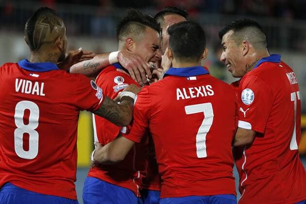 Chile v Peru. Copa America Championship 2015 . Chile s player Eduardo Vargas, center, celebrates with teammates scoring against Peru during the 2015 Copa America football championship semifinal match at the National stadium in Santiago, Chile. 29 06 2015 AndresxPina Photosport Chile v Peru, Copa America 2015. 