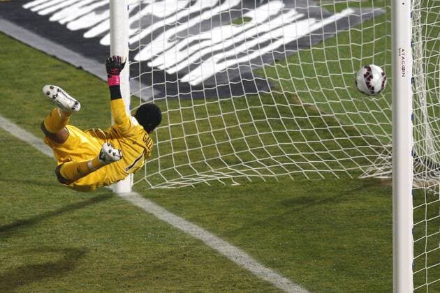 Chile v Peru. Copa America 2015 . Peru Pedro Gallese looks a goal of Eduardo Vargas of Chile during the match of semi finals of the 2015 Copa America at Nacional stadium. Santiago, Chile. 29 06 2015 MarceloxHernandez Photosport Chile v Peru, Copa America 2015. 