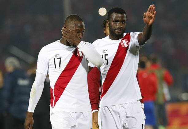 Chile v Peru. Copa America 2015 . Peru s players leave the pitch after their semifinals of the 2015 Copa America football match held at the Nacional stadium in Santiago, Chile. 29 06 2015 MartinxThomas Photosport Chile v Peru, Copa America 2015. 