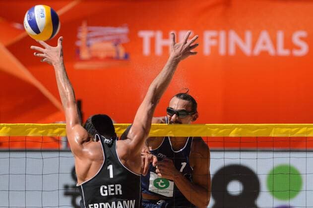 29.06.2015, Den Haag, Hofvijver Stadion World Championships Weltmeisterschaft 2015, Vorrunde Angriff Youssef Krou ( 1 FRA) - Block Jonathan Erdmann ( 1 GER)